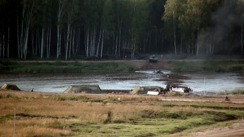Military war machine machine runs an obstacle course. Stockbeeldmateriaal 118801643