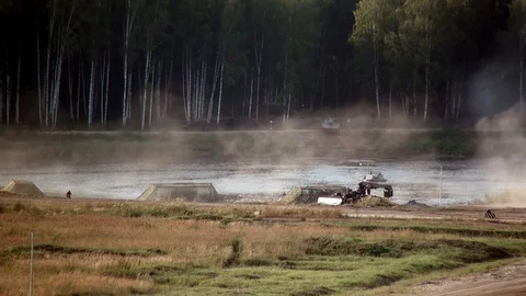 Military war machine machine runs an obstacle course. 動画素材 118801657