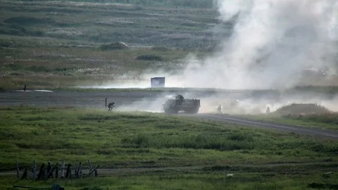 Military war machine machine runs an obstacle course. 動画素材 118801664