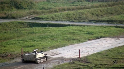Military war machine machine runs an obstacle course. Video stock 120092056