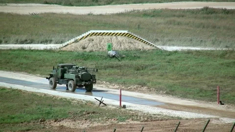 Military war machine machine runs an obstacle course. Видео 149579581