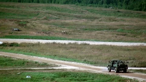 Military war machine machine runs an obstacle course. Видео 155149185
