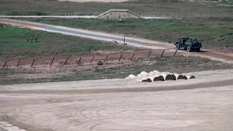 Military war machine machine runs an obstacle course. Видео 155149343