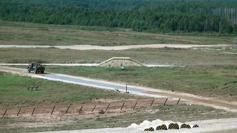 Military war machine machine runs an obstacle course. Видео 155149406