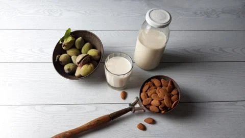 Milk and almond with leaf background, healthy food. 스톡 사진