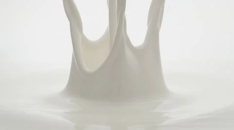 Milk bouncing and making splash. Slow Motion. Vidéo 55873573