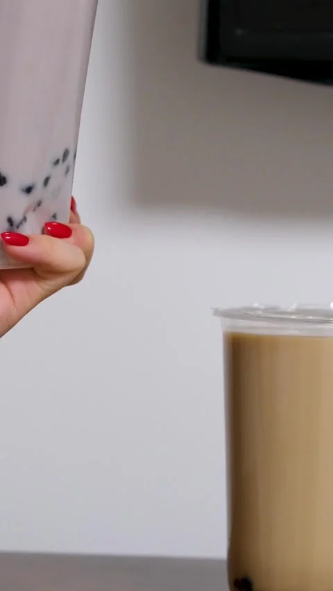 Milk bubble tea with tapioca pearls in glass, gray background. Vidéo 291894030