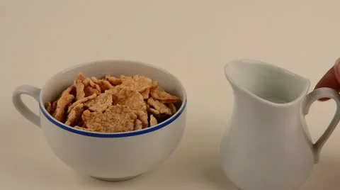 Milk on corn flakes Stock-Footage 12721416