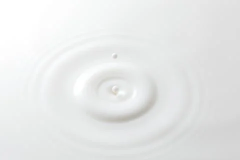 Milk drop with ripples Stock-Fotos