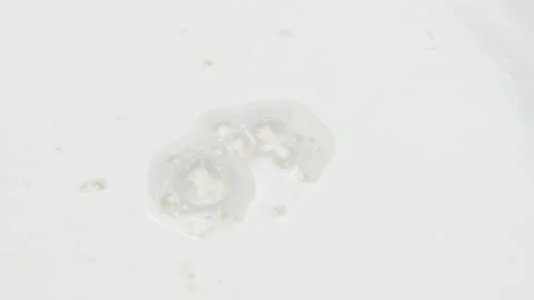 Milk making bubble and foam Stockbeeldmateriaal 162593017