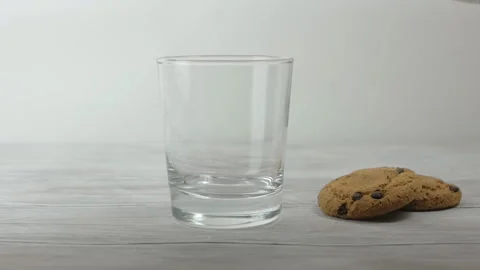 Milk pouring into glass Stock-Footage 100401347