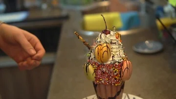 Milkshake sprinkled with crushed macaron 動画素材 86066374