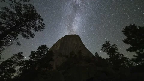 Milky Way over Devils Tower Butte at Night. Wyoming, USA Vidéo 166940348