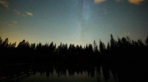 Milky way starry night reflection in lake clouds diffraction timelapse 4K Vidéo 41334021
