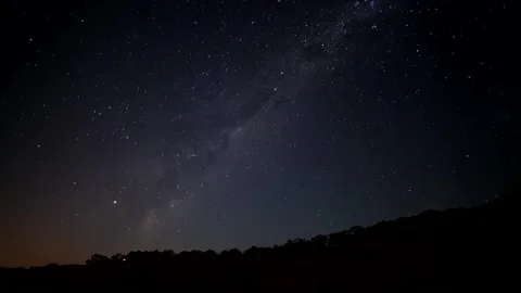 Milky Way Timelapse Over Tree lined Hill Wheatbelt Western Australia Vidéo 276446417