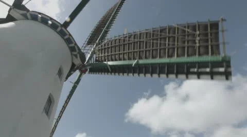 Mill-4K-clouds-bluesky-tilt-wideangle 動画素材 62948125
