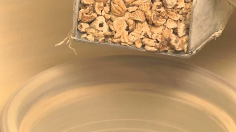 MILL GRINDING DRY CHESTNUTS Stockbeeldmateriaal 81037438