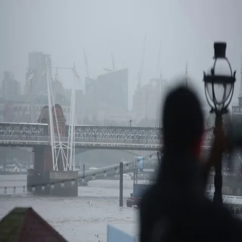 Millenium Bridge in the rain in London, England Vídeos de archivo 69534584