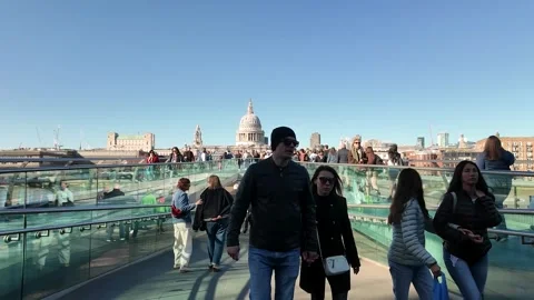Millenium Bridge Towards St Paul's Cathedral, London, United Kingdom 库存影片 309025631