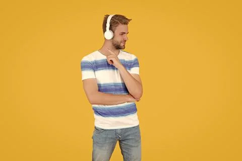 Millennial estudy man elearning in audio headphones or listen music having Foto stock