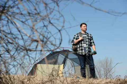 Millennial Man Camping Foto stock
