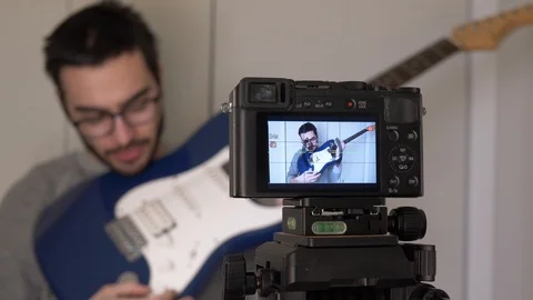 Millennial Recording a Guitar Tutorial For the Web Vídeos de archivo 106626369
