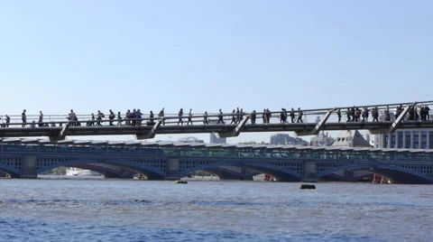 The Millennium bridge over the River Thames 動画素材 37252766