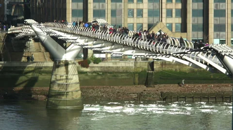 MILLENNIUM BRIDGE SIDE PERSPECTIVE VIEW Vídeos de archivo 36239353