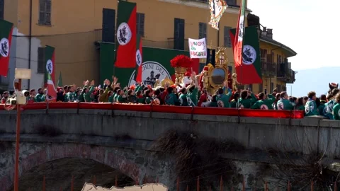 Miller's parade on the old bridge at the historic ivrea carnival. 動画素材 304087817