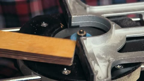 Milling cutter chamfers edge of small board made of glued plywood. Vídeos de archivo 220415860