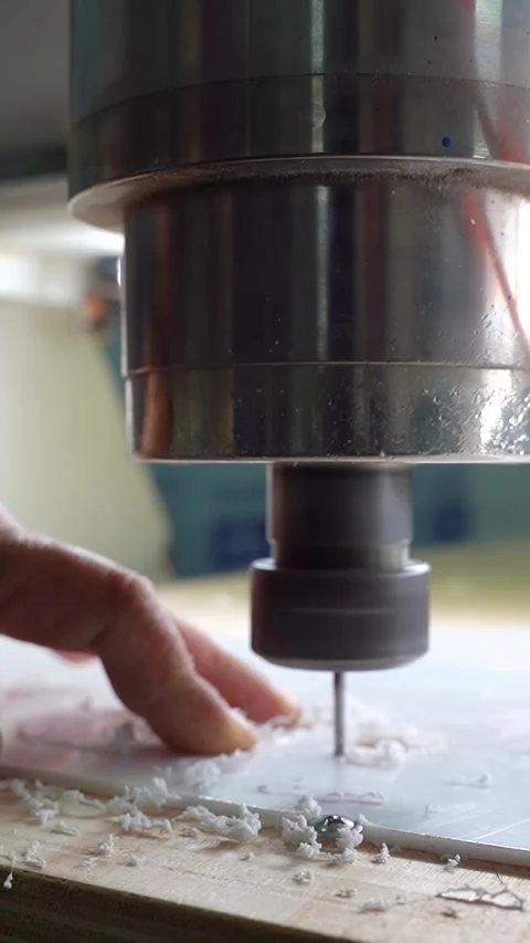 A milling machine cuts letters out of a plastic sheet. Vertical video. 스톡 동영상 286979841