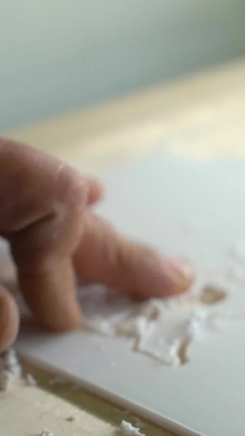 A milling machine cuts letters out of a plastic sheet. Vertical video. 库存影片 286980069