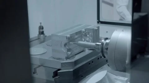 A milling machine cuts a shiny metal part that forms a bottle blow mold 库存影片 333345659