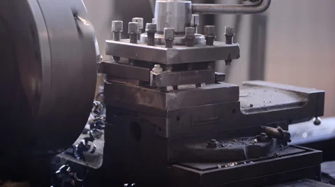 A milling machine cuts the workpiece with layers of metal shavings. Work Vidéo 57688435