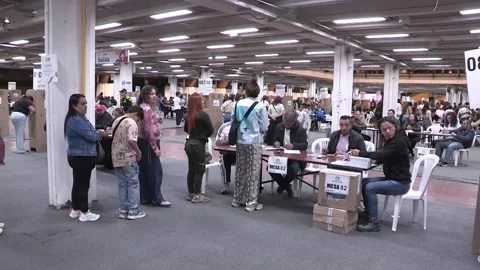 Millions of Colombians continue to head to the polls for the presidential runoff 動画素材 337630729