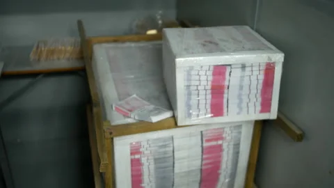 Millions of pounds in banknotes inside a bank vault Vídeos de archivo 172536680