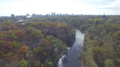 Milwaukee River Looking South w Skyline 库存影片 134498677