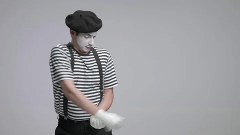 Mime pulling an imaginary rope Vidéo 77224285