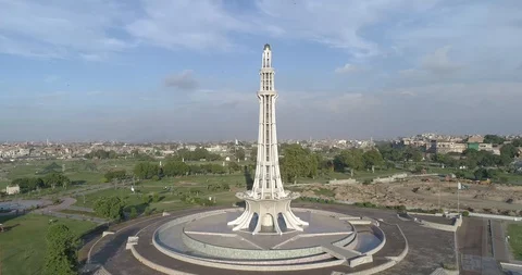 Minar e Pakistan monument with a 360 degreee view Stock Footage