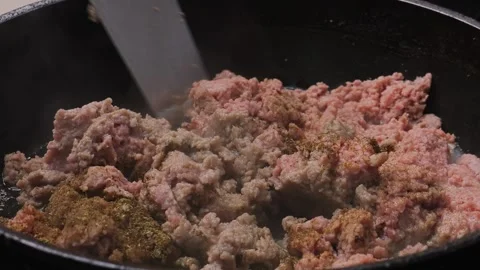 Minced lamb is fried in a frying pan with vegetable oil. Medium shot. 库存影片 310206311