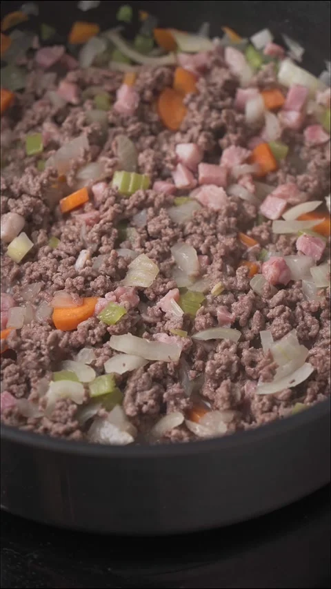 Minced meat and vegetables boiling with wine for ragu loop 스톡 동영상 332532266