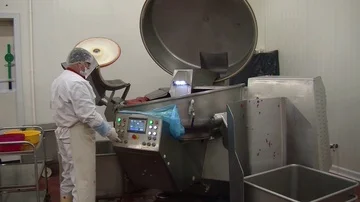 Minced meat in chopper machine. Video stock 85709309