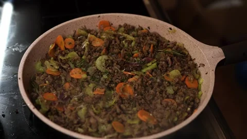 Minced meat with finely chopped vegetables is stewed in a pan on the stove Vídeos de archivo 270340715