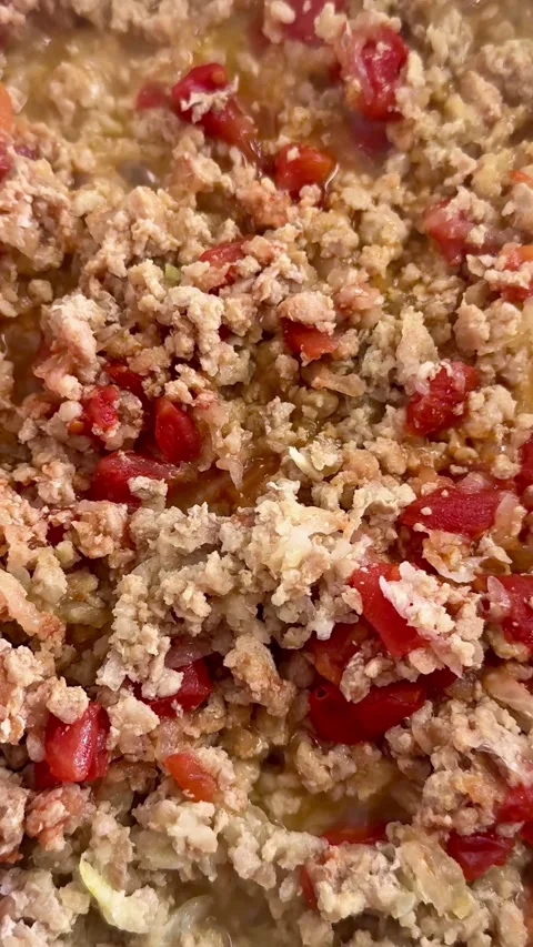 Minced meat sautÃÂ©ing with red tomatoes in a pan Video stock 331974504