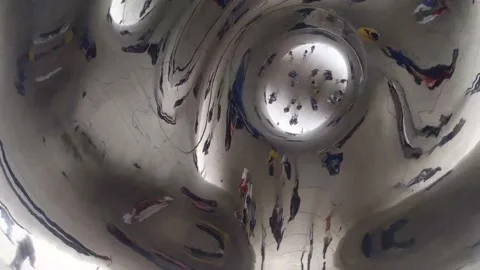 Mind-bending reflections of visitors in ceiling to Chicago's "Bean" sculpture 動画素材 231456240