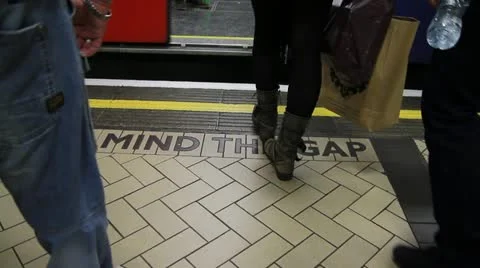 Mind the gap doors closing - HD Видео 22308949