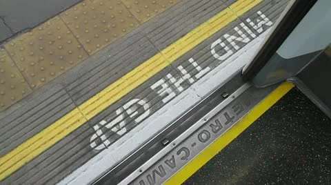 Mind the gap + doors closing - HD Stock Footage 22311525