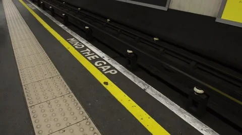 Mind The Gap Vídeo Stock 56685468