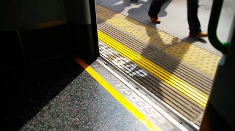 Mind the gap - HD 스톡 동영상 37622176