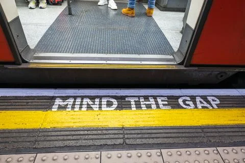 Mind the gap safety warning text on subway platform edge Stock Photos